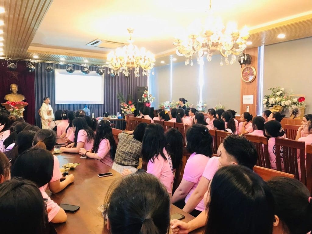 buổi dạy về Tr&agrave; Đạo cho c&aacute;c ứng vi&ecirc;n điều dưỡng, hộ l&yacute;